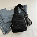 Bolso bandolera negro plisado de moda con correa ajustable para un estilo urbano informal - Negro