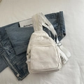 Mochila cruzada blanca plisada para mujer con correa ajustable y detalles plateados - Blanco Roto