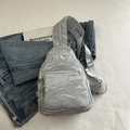 Bolso bandolera gris claro con textura arrugada y múltiples compartimentos con cremallera - Plateado