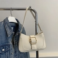 Minimalistische cremeweiße Leder-Achseltasche mit dekorativer goldener Rechteckschnalle - Weiß