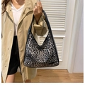 Detail der Leopard-Print-Tasche mit schwarzem Lederriemen und weicher Stofftextur - Schwarz