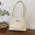 Bolso tipo cubo crema con textura de gofre, correas de cuero marrón y logo vintage - Caqui
