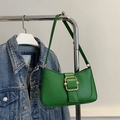 Lebhafte grüne Achseltasche mit markanter goldener Schnalle und glattem Lederfinish - Grün