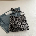 Minimalist large capacity leopard print tote bag with grey and black animal pattern - Black