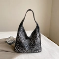 Borsa hobo minimalista con stampa leopardata nera e grigia e tracolla in pelle - Nero
