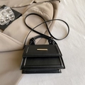 Borsa a tracolla nera in ecopelle con fibbia dorata e manico intrecciato alla moda - Nero