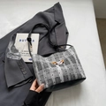 Schicke graue Karo-Netz-Schultertasche mit schwarzem Lederbesatz und Knotendetail - Schwarz