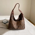 Grande borsa tote leopardata chic con finiture in ecopelle marrone e manici lunghi - Marrone