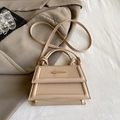Borsa a tracolla minimalista in pelle PU albicocca con doppia patta e barra in metallo dorato - Cachi