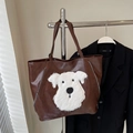 Borsa tote in ecopelle marrone scuro con applicazione di cane in peluche bianco - caffè