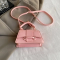 Mini-Handtasche aus rosa Leder mit Textur, Tragegriff und Riemen in stilvollem Design - Rosa