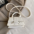 Mini-Handtasche in Weiß mit Trapezform und strukturierter Lederoptik-Oberfläche - Weiß