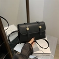 Borsa a tracolla quadrata in pelle PU nera retrò con fibbia dorata e cinturini - Nero