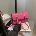 Sac bandoulière vintage rose de forme carrée avec boutons dorés et bords noirs - Rose rosé