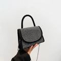 Elegante schwarze Wildledertasche mit silbernen Strasssteinen und Kettenriemen für Abende - Schwarz