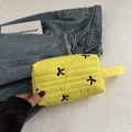 Neceser acolchado amarillo con bordado de mariposas negras y correa de mano práctica - Amarillo