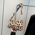 Plüsch-Schultertasche mit Leopardenmuster, Kunstfell und stilvollen weißen Kettengliedern - Weiß