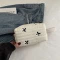 Neceser acolchado crema con bordado de lazos negros y práctica asa lateral - Blanco