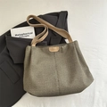 Große beige geflochtene Tragetasche mit Lederriemen und Logo-Tag für den Alltag - Grün