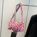 Schultertasche aus rosa Pelzimitat mit Leopardenmuster und modischem Kettengurt - Rosa