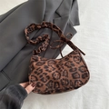 Braune Schultertasche mit Leopardenmuster, gerafftem Trageriemen und Halbmondform - Braun
