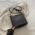 Graue Beuteltasche mit schwarzen Punkten, Schleifenstickerei und Lederboden - Grau Punktmuster Stil