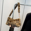 Schultertasche mit Leopardenmuster aus Kunstpelz, Plüschriemen und Kettenverzierung - Braun