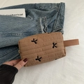 Bolso de mano acolchado marrón con bordados de lazos negros y asa de correa ancha - Caqui