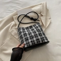 Schicke schwarz-weiße karierte Kordelzug-Beuteltasche mit kleinen Schleifen - Schwarz-Weiß Karierter Stil