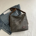 Bolso bandolera de lona lavada gris oscuro con correa ajustable y etiquetas vintage - Negro