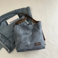 Bolso tote de mezclilla azul grisáceo con correa marrón y bolsillo frontal estilo casual - Azul