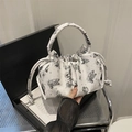 Bolso tote fruncido blanco con estampados de mariposas negras y asa superior redonda - Negro