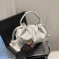 Bolso tote blanco fruncido con motivos de mariposas verdes y cierre de cordón - Verde