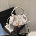 Elegante bolso tote plisado con estampados de mariposas visto desde un ángulo de 45 grados - Rosa