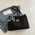 Borsa tote nera plissettata con dettaglio farfalla argentata e manico intrecciato con foulard - Nero