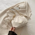 Schicke cremeweiße Plissee-Eimertasche mit goldener Kette und Marmor-Textur-Finish - Weiß