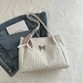 Borsa tote bianca increspata con ciondolo a farfalla d'argento e foulard di seta rosa - Bianco