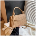 Detalle de bolso beige trenzado con asa de nudo creativo y diseño de solapa frontal - Caqui