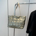 Grand sac cabas matelassé doré champagne avec bandoulière chaîne et pendentif cerf - Doré
