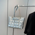 Sac fourre-tout matelassé argenté avec chaîne dorée et fermeture à pompon - Argenté