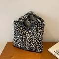 Grande borsa tote in tela con stampa leopardata e tracolla larga in motivo bianco e nero - Nero
