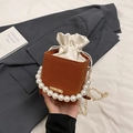 Mini-Beuteltasche in Braun mit Perlen-Griff und goldener Kette für Damen - Braun