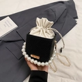 Mini schwarze Beuteltasche mit weißem Kordelzugbeutel, Perlengriff und goldener Kette - Schwarz