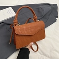 Bruine crossbodytas van geweven leer met handvat en gouden accenten - Bruin