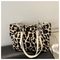 Détail d'un sac cabas léopard en fausse fourrure avec similicuir blanc et chaîne argent - Imprimé Léopard Blanc