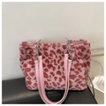 Détail du sac cabas en peluche léopard avec similicuir rose et chaîne argentée - Léopard Rose