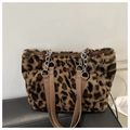 Détail du sac cabas léopard en fausse fourrure avec poignées en cuir marron et chaîne - Léopard Marron