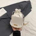 Mini weiße gewebte Beuteltasche mit Perlenhandgriff und goldener Ketten-Schultergurt - Weiß