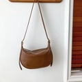 Bolso de media luna en cuero sintético marrón con cremallera dorada y correa ajustable - Marrón Rojo