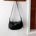 Bolso de hombro media luna negro minimalista en ecopiel con detalles dorados - Negro